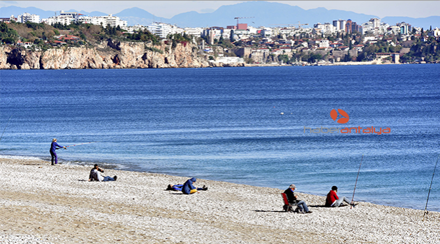 Antalya'da güneş yüzünü gösterdi
