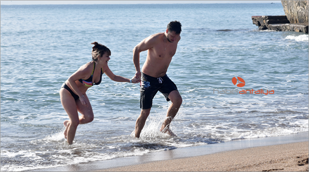 Antalya'da güneşi gören turistler denize girdi