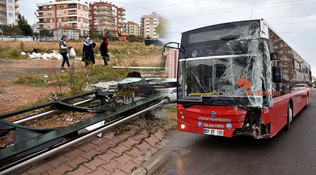 ANTALYA'DA HALK OTOBÜSÜ DURAĞA ÇARPTI: 4 YARALI