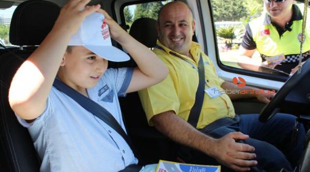 Antalya'da 'Hatalı sürücüye kırmızı düdük' uygulaması
