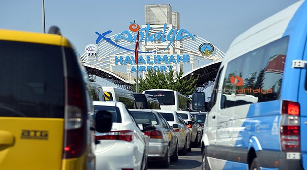 ANTALYA'DA HAVALİMANI YOLUNDA DÖNÜŞ KUYRUĞU