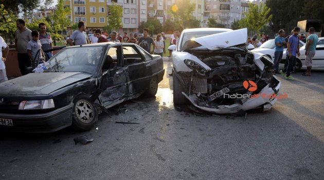 ANTALYA'DA İKİ OTOMOBİL ÇARPIŞTI: 3 YARALI