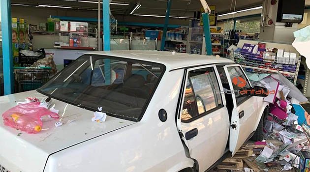 Antalya'da iki otomobil markete girdi