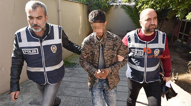 Antalya'da inanılmaz olay: Cep telefonundan müstehcen film izleyip iki kadını taciz etti!