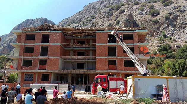 ANTALYA'DA İNŞAATIN ÇATISI ÇÖKTÜ, 3 İŞÇİ ALTINDA KALDI