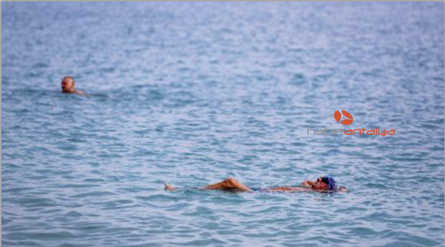 Antalya'da kasım güneşinde denize girdiler