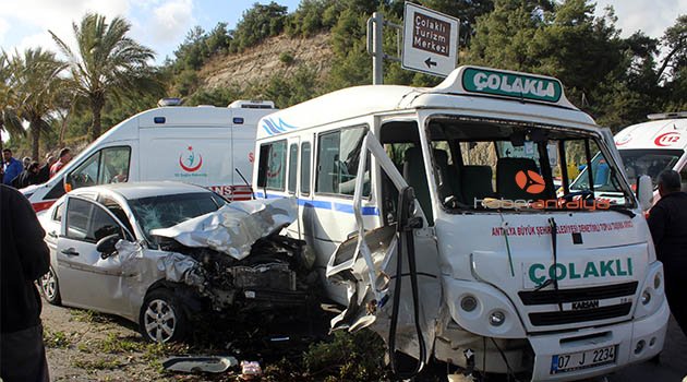 Antalya'da kontrolden çıkan otomobil minibüse çarptı: 8 yaralı
