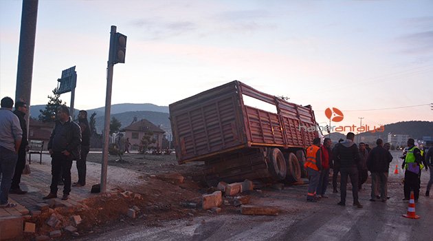 Antalya'da kontrolsüz kavşakta kaza: 1 ölü, 2 yaralı