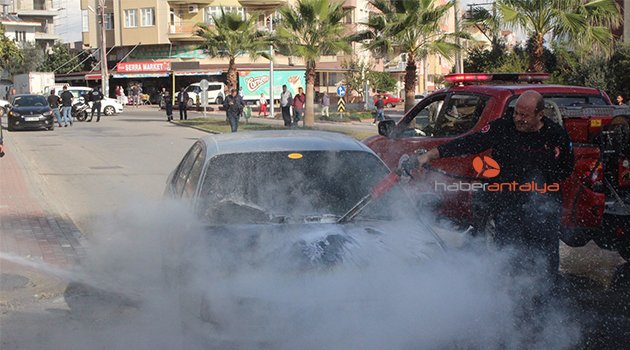 Antalya'da korku dolu anlar: Seyir hâlindeki araç alev aldı