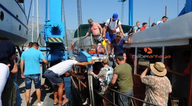 Antalya'da korku dolu anlar: Su alan tur teknesi batma tehlikesi geçirdi