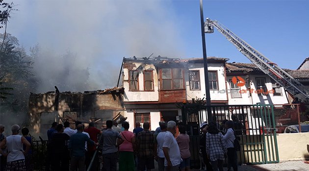 Antalya'da metruk evde çıkan yangın 2 eve sıçradı