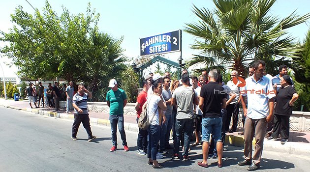 Antalya'da otel çalışanlarının maaş eylemi