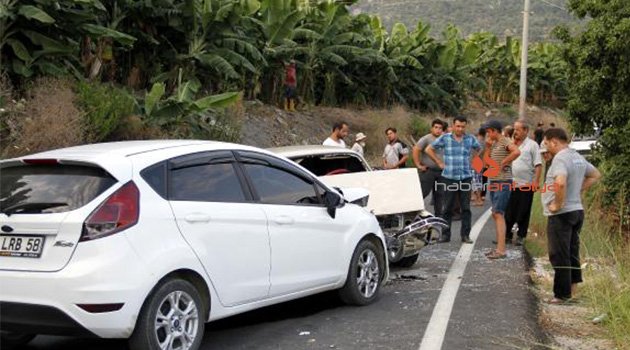 Antalya'da otomobiller kafa kafaya çarpıştı: 12 yaralı