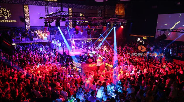 Antalya'da Rus şarkıcı izdihamı