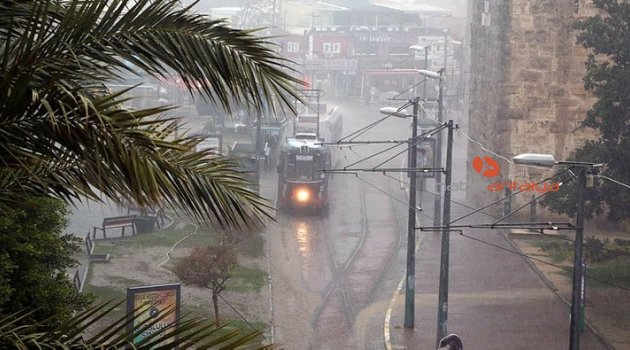Antalya'da sağanak yağış (Antalya hava durumu)