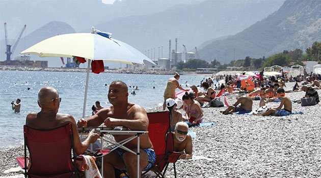 Antalya'da sahillerde 23 Nisan yoğunluğu