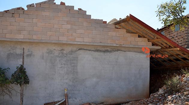 Antalya'da şiddetli rüzgar evin çatısını uçurdu