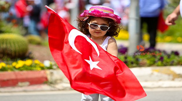 ANTALYA'DA ŞÖLEN HAVASINDA 1 MAYIS KUTLAMASI