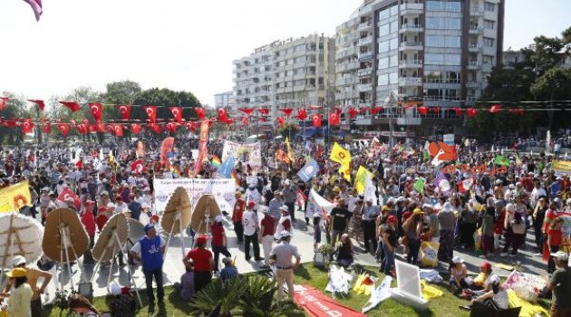 Antalya'da şölen havasında 1 Mayıs kutlaması