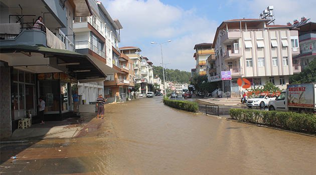Antalya'da su borusu patladı, vatandaş susuz kaldı