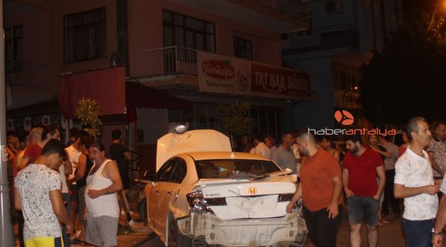 Antalya&#039;da taksiyle çarpışan otomobil işyerine girdi