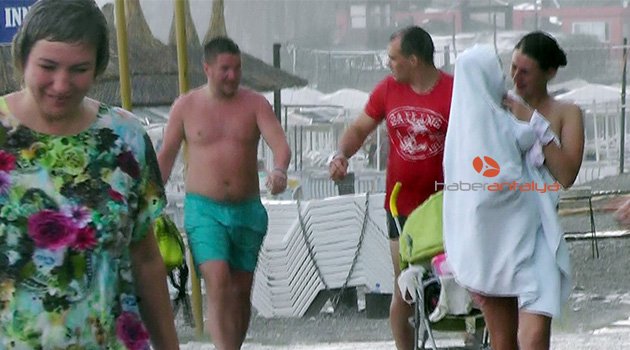 Antalya'da tatilciler yağmura hazırlıksız yakalandı