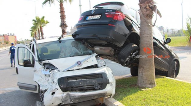 Antalya'da trafik kazası: 3 yaralı