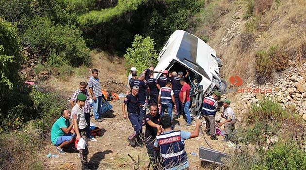 Antalya'da tur midibüsü şarampole devrildi: 4 ölü, 27 yaralı