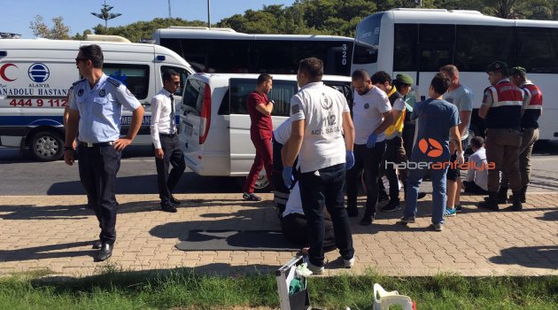 Antalya'da tur minibüsü kaza yaptı: 4 yaralı