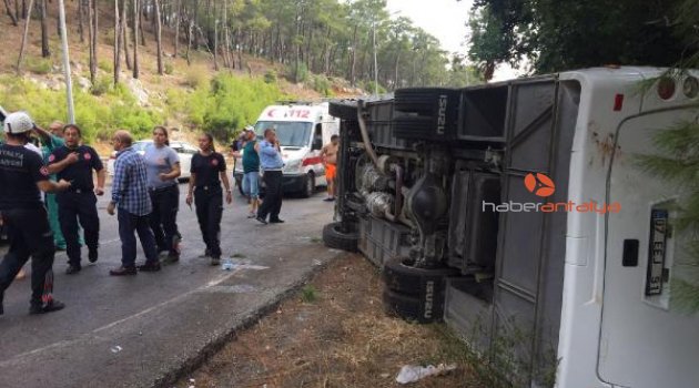 Antalya'da turist taşıyan midibüs devrildi