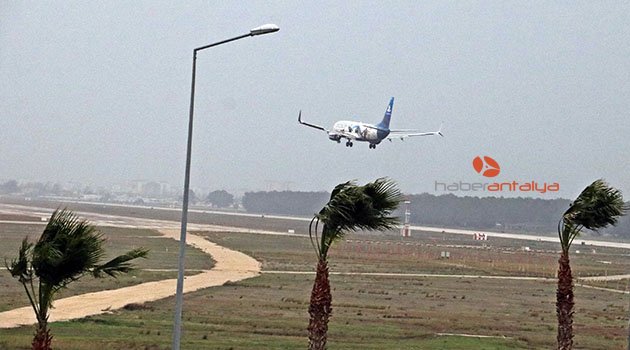 Antalya'da uçaklar beşik gibi sallandı