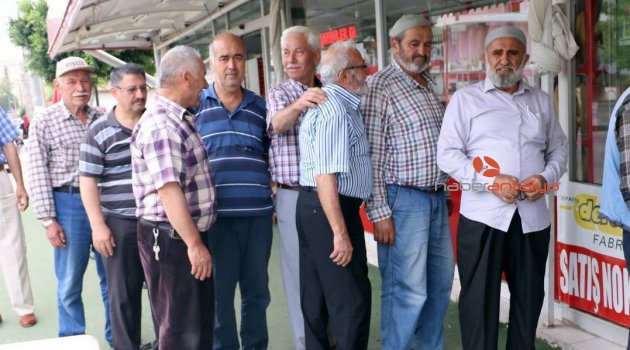 Antalya'da ucuz ekmek çılgınlığı!
