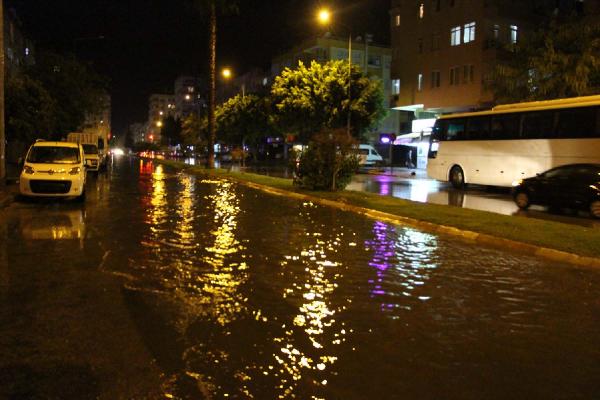 ANTALYA'DA YAĞMUR SOKAKLARI GÖLE ÇEVİRDİ