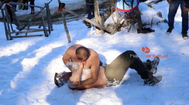 Antalya'da yayla şenliğinde kar üstünde güreş