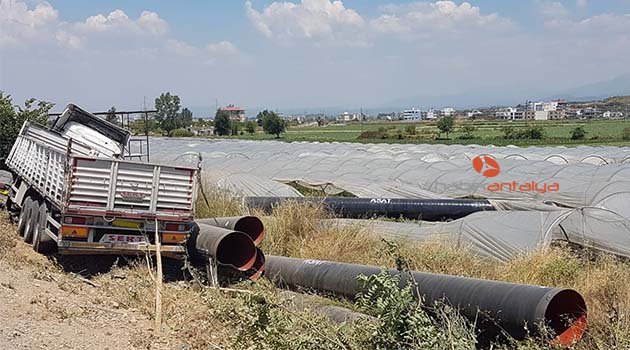 Antalya'da yoldan çıkan tırdaki borular çilek tarlasına düştü