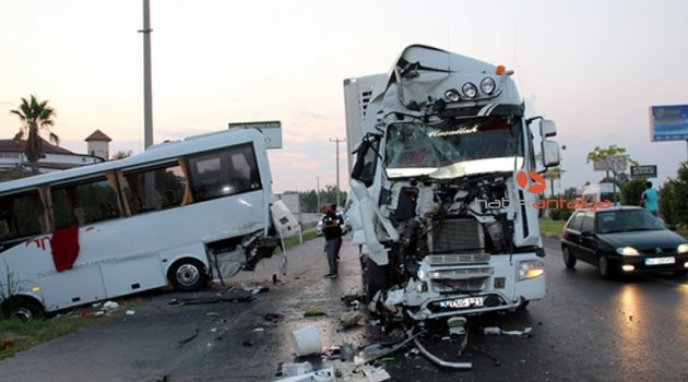 Antalya'da zincirleme kaza: 15 yaralı