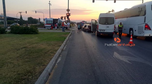 Antalya'da zincirleme kaza: 2 yaralı