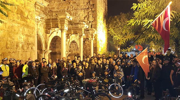 Antalyalı bisikletçiler Ata'yı andı