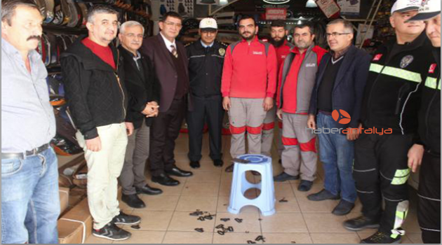 Antalyalı esnaf, emniyet kemeri sinyalini kesen tokaları kırdı