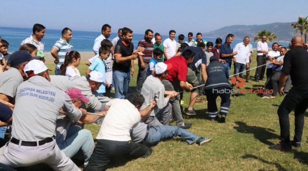 Antalyalı işçiler 1 Mayıs'ta gelen yüzde 5'lik zam haberini halat çekerek kutladı