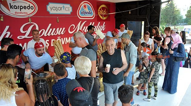 Antalyalılara 1 ton dondurma ikram ettiler