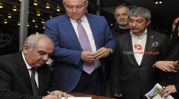 'ANTALYA'NIN KAHYASI' KİTABINI İMZALADI