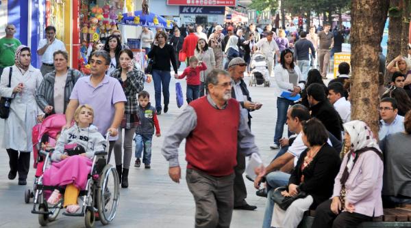 Antalya'nın Nüfusu 2025'te 5 Milyonu Aşacak