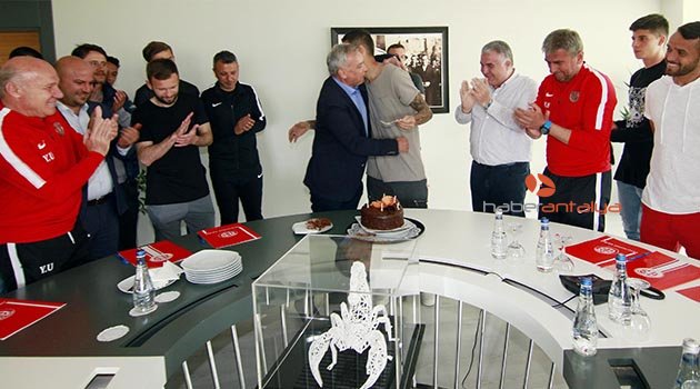 Antalyaspor Asbaşkanı Öz'e doğum günü sürprizi