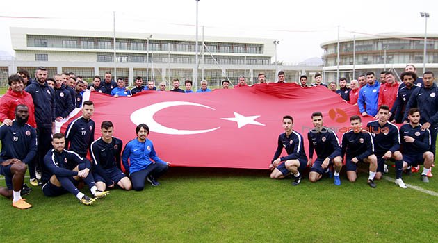 Antalyaspor’dan şehitlere bayraklı saygı
