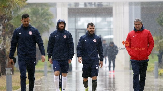 Antalyaspor hazırlıklarını sağanak yağmur altında sürdürdü