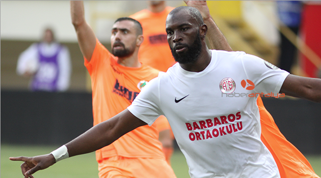 Antalyaspor, maça 'Barbaros Ortaokulu' yazılı formayla çıktı