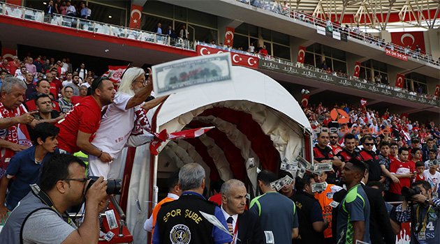 Antalyaspor taraftarları Eto’o’ya Dolar attı