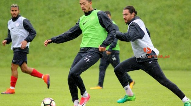 Antalyaspor yağmur altında çalıştı
