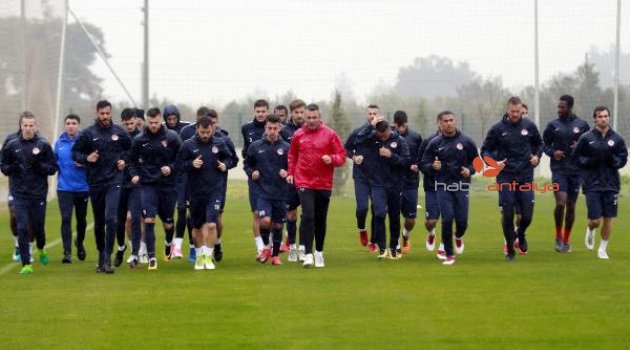 Antalyaspor yağmur altında çalıştı